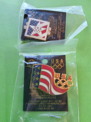 2 USA Olympia-pinssiä ostopakkauksissaan v.1996