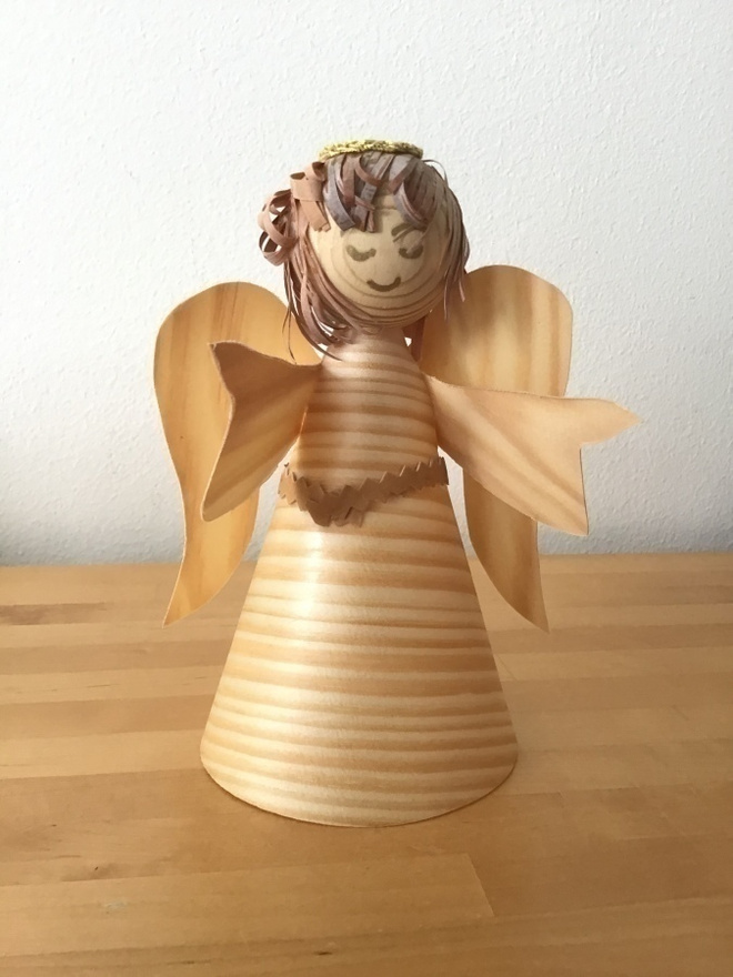 Puusta valmistettu enkeli ( korkeus 15 cm ) 90-luvulta