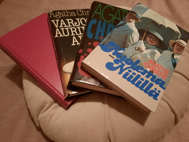 Agatha Christie Kirjasarja 4 kpl kovakantiset suomenkieliset