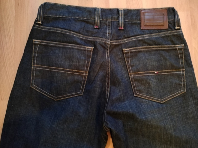 TOMMY HILFIGER farkut. W32", L30"
