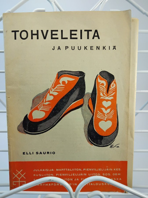 Tohveleita ja puukenkiä - Elli Saurio