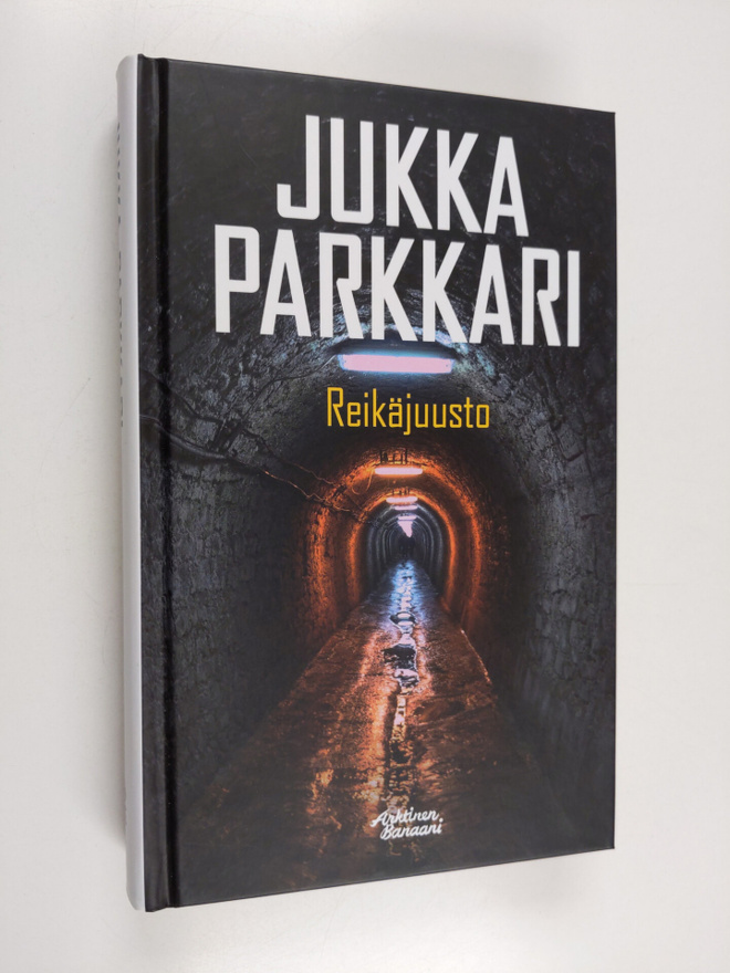 Jukka Parkkari : Reikäjuusto : romaani sotilaallisesta va...
