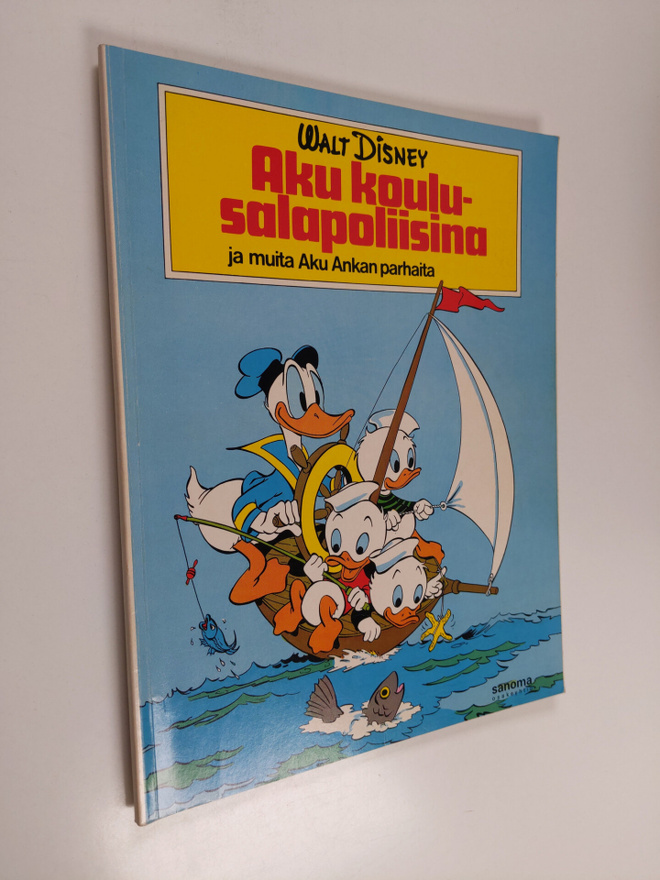 Walt Disney ym. : Aku koulusalapoliisina ja muita Aku Ank...