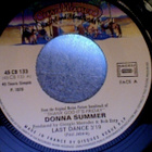 DONNA SUMMER :: LAST DANCE / WITH YOUR LOVE::VINYYLI 7" 1978 - pikkukuva 2
