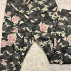 CHICA LONDON upeat ruusu camo kuosi housut XS (S) - pikkukuva 3