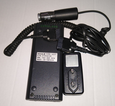 ERICSSON PUHELIN LATUREITA ESIM. TYPE 4221 AKKU 3003