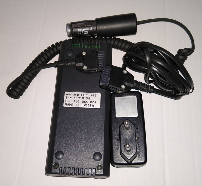 ERICSSON PUHELIN LATUREITA ESIM. TYPE 4221 AKKU 3003