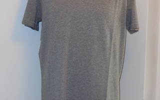 Miehelle XL - Boss harmaa T-paita regular fit * UUSI