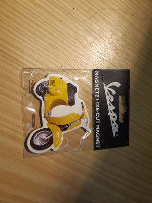 Vespa jääkaappimagneetti keltainen