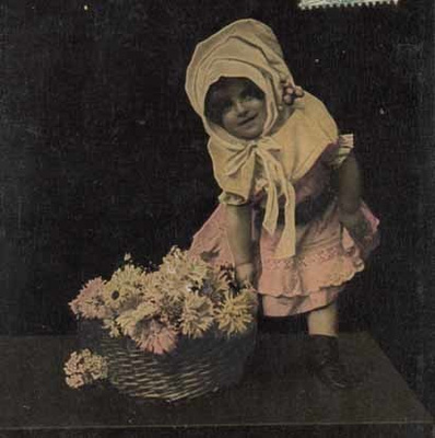 LAPSI / Pieni tyttö ja dahliakori. 1900-l.