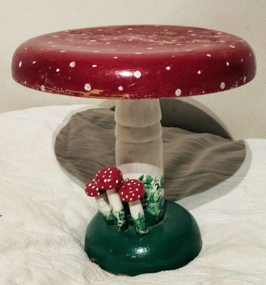 Käsintehty kärpässieni-jakkara – puuta, korkeus 30 cm
