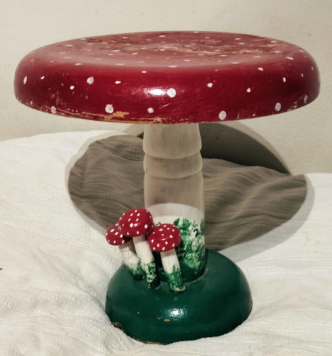 Käsintehty kärpässieni-jakkara – puuta, korkeus 30 cm