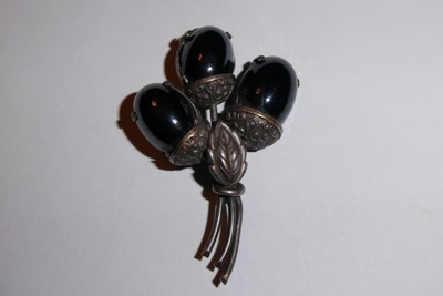 Art Deco rintakoru mustat kivet marjat 20-luku