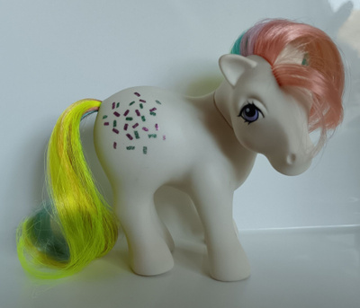 My little pony G1 Confetti Shy pose