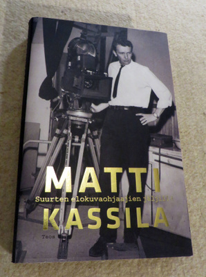 Matti Kassila: SUURTEN ELOKUVAOHJ JÄLJILLÄ  Kovak. - UUSI