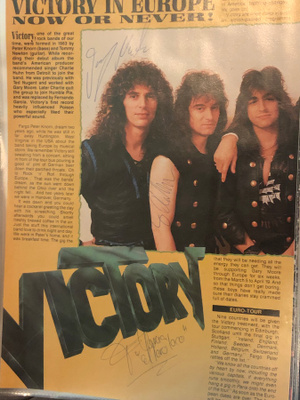 Victory -yhtyeen nimikirjoitukset lehtikuvassa