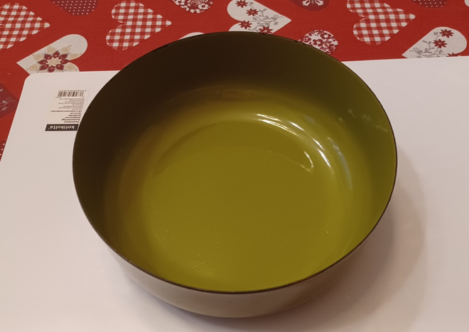 Finellin kulho. Isompi. Vihreä. Emalireunassa lievästi vikaa