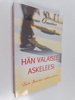 Stormie Omartian : Hän valaisee askeleesi : luota Jumalaa...