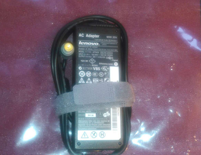 Lenovo laturi (20V,4.5A,90W) (Pyöreä pistoke)