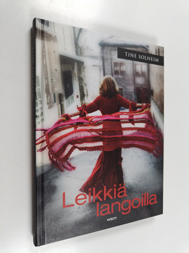 Tine Solheim : Leikkiä langoilla