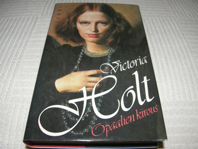 Victoria Holt Opaalien kirous -sid