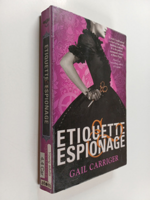 Gail Carriger : Etiquette and espionage