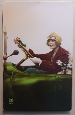 Nuori leidi autoilee viemään kukkia, 1920-luku, k. k-k