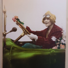 Nuori leidi autoilee viemään kukkia, 1920-luku, k. k-k - pikkukuva 1