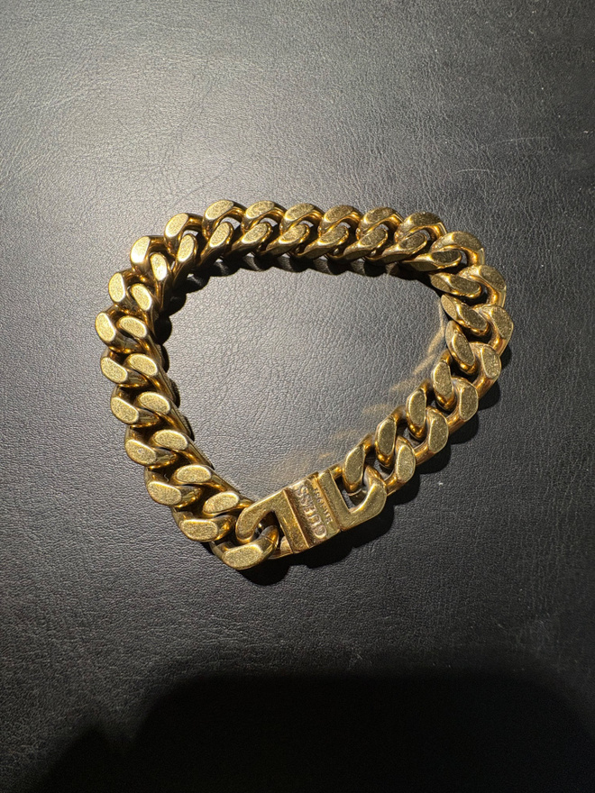 GUESS EST. 1981 paksu kullanvärinen rannekoru – Cuban link