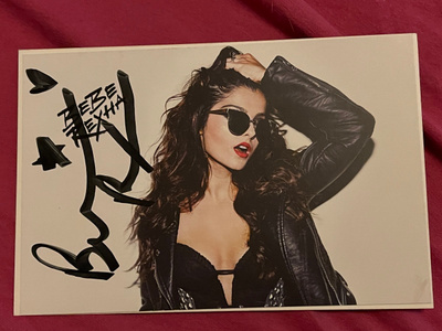 Bebe Rexha nimikirjoitus kortissa