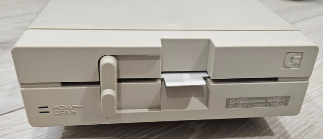 Erittäin hyväkuntoinen Commodore 1541-II levyasema