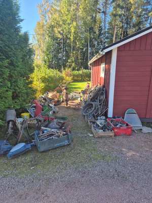 Iso läjä mopon osia