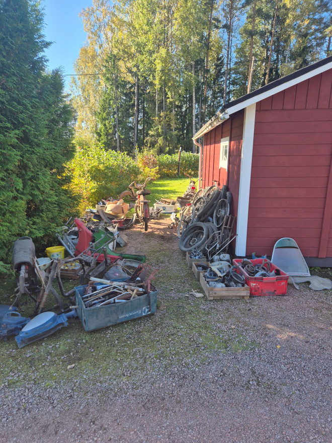 Iso läjä mopon osia