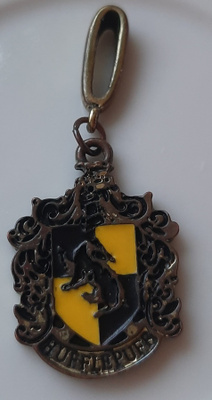 Hufflepuff riipus metallia Harry Potter