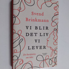 Svend Brinkmann : Vi blir det liv vi lever : en berättels... - pikkukuva 1