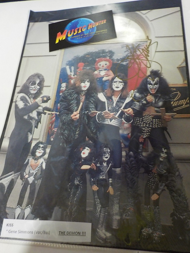 KISS KUVA GENE SIMMONSIN NIMMARILLA