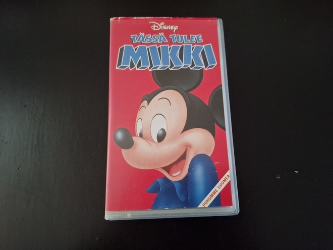 TÄSSÄ TULEE MIKKI - VHS kasetti