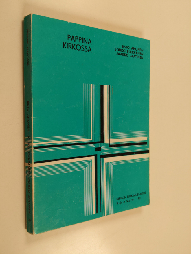 Risto ym. Ahonen : Pappina kirkossa : näkökulmia pappeute...
