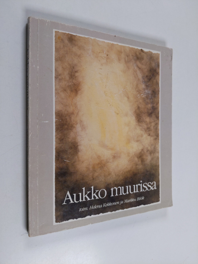 Helena ym. (toim.) Kekkonen : Aukko muurissa