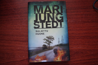 Mari Jungstedt: Suljettu huone (2023)