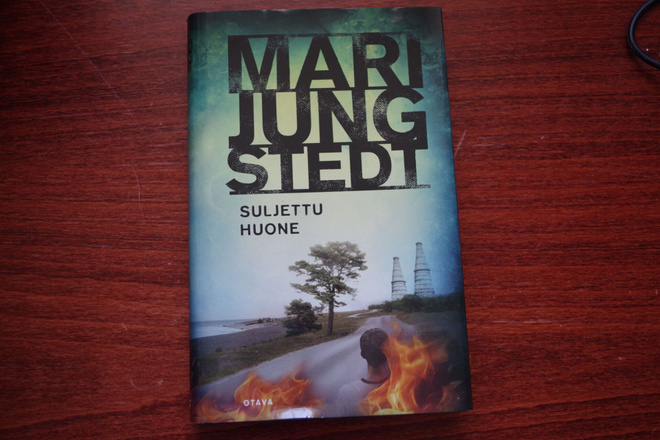 Mari Jungstedt: Suljettu huone (2023)