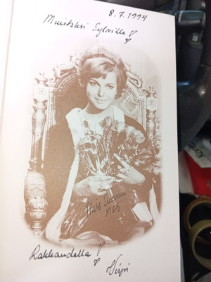 Virpi Miettinen  : Satakielet pähkinäpuussa ( SIGNED  ) SISP