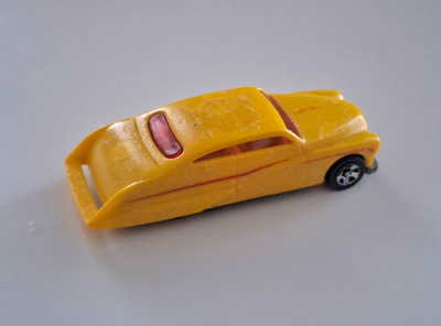 2011 Mattel Keltainen muoviauto