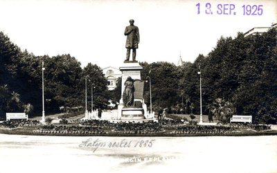 HELSINKI, Esplanadi, Runebergin patsas, kättämätön