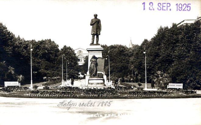 HELSINKI, Esplanadi, Runebergin patsas, kättämätön