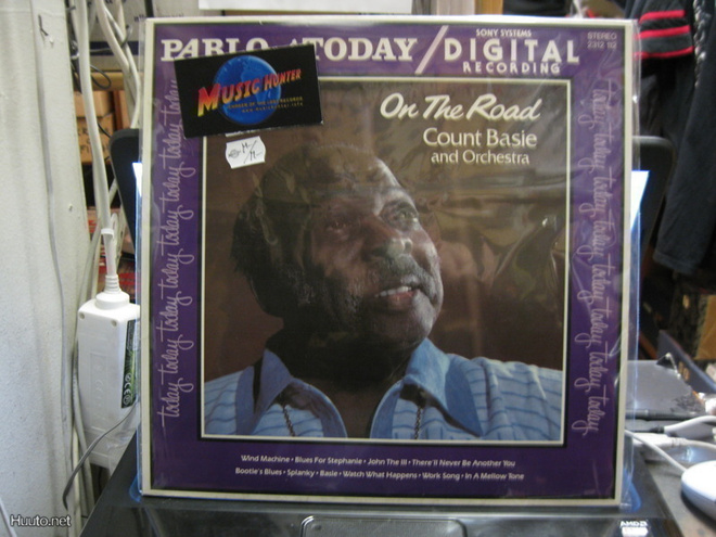 COUNT BASIE AND ORCHESTRA - ON THE ROAD M-/M- LP