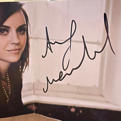 Amy MacDonald - A Curious Thing NIMIKIRJOITUS
