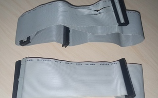 IDE ja Floppy -kaapelit