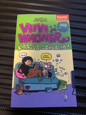 Viivi ja Wagner Kaasua sohvalla