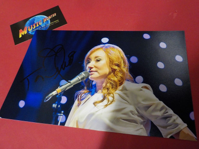 TORI AMOS NIMIKIRJOITUS VALOKUVASSA